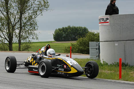 Kim Humborstad vandt søndagens løb for Formel Ford på Ring Djursland og fik dermed oprejsning efter lørdagens nederlag.